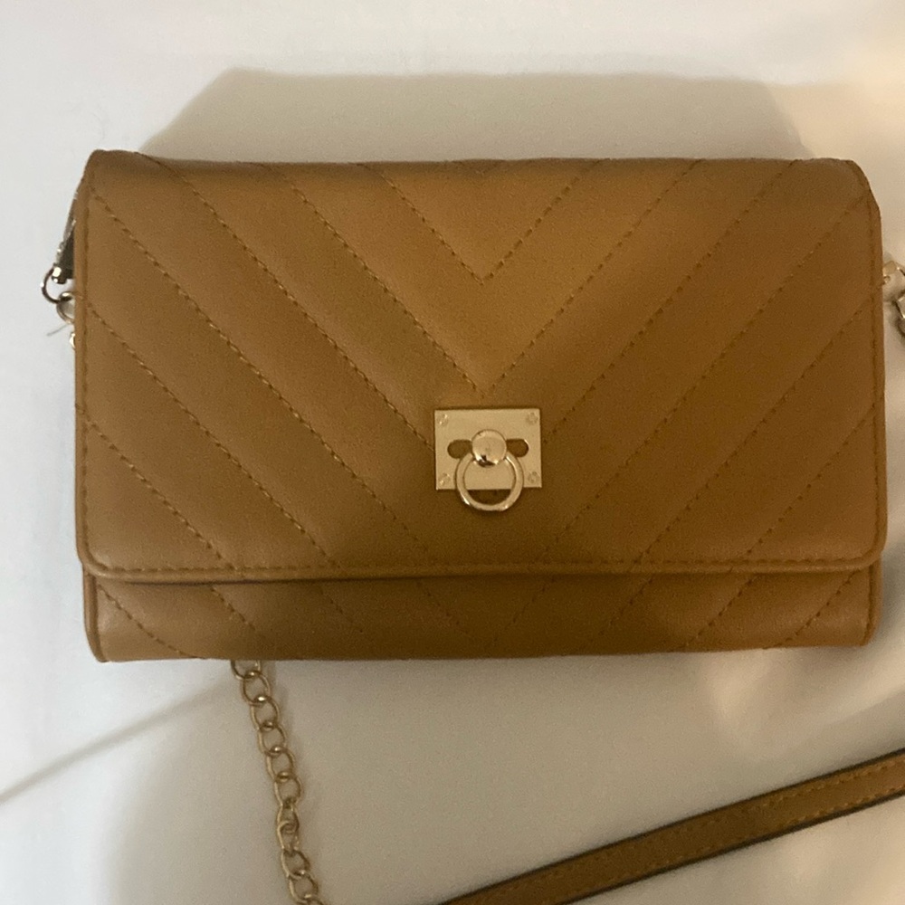 Charming yellow gold clutch